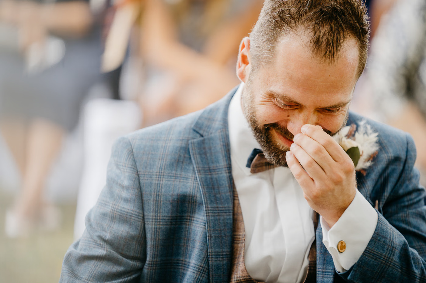 Freie Trauung Wolfsburg – Bräutigam im blauen Karoanzug wischt sich gerührt eine Träne, bewegender Moment bei der freien Trauung, emotionale Hochzeitsfotografie Wolfsburg Kathrin Skorpel