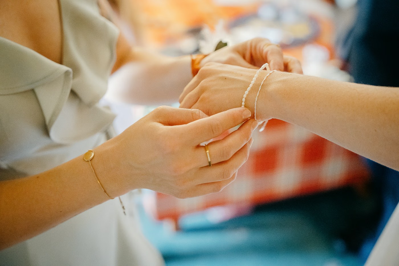 Getting Ready Hochzeit – zartes Perlenarmband wird der Braut ums Handgelenk gelegt, Detailfoto Brautaccessoires, Hochzeitsfotos Gifhorn Kathrin Skorpel