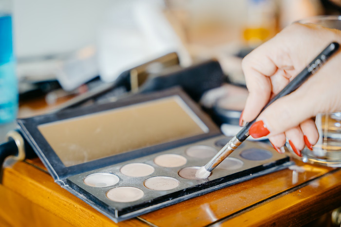 Getting Ready Hochzeit – Make-up Palette und Pinsel auf dem Schminktisch der Braut, professionelles Braut-Make-up, Hochzeitsfotos Helmstedt Kathrin Skorpel