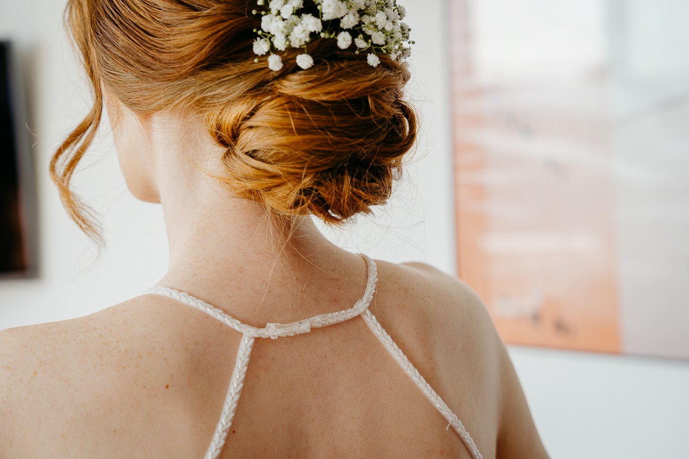 Getting Ready Hochzeit – Detailaufnahme Brautfrisur mit Schleierkraut und elegantem Kleidrücken, romantische Hochzeitsfotografie Gifhorn Kathrin Skorpel