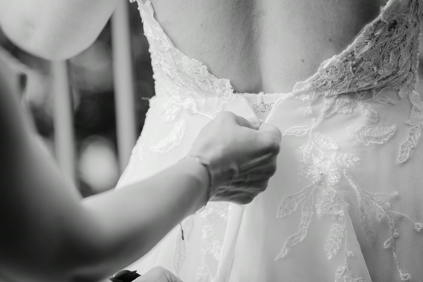 Getting Ready Hochzeit – Brautkleid wird am Rücken sorgfältig geschlossen, Spitzendetail, Schwarz-Weiß Hochzeitsreportage Helmstedt Kathrin Skorpel