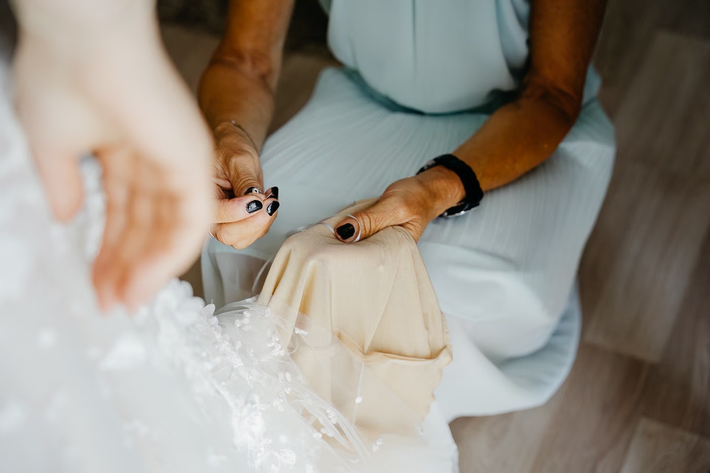 Getting Ready Hochzeit – Brautkleid wird in letzter Minute eingenäht, liebevoller Detail-Handgriff kurz vor der Trauung, Hochzeitsreportage Helmstedt Kathrin Skorpel