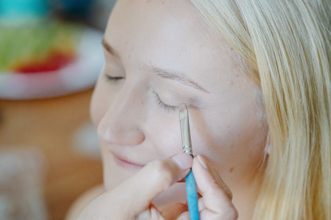Getting Ready Hochzeit – Lidschatten wird der Braut aufgetragen, Nahaufnahme Gesicht, zarter Bridal-Look, Hochzeitsfotografie Meine Kathrin Skorpel