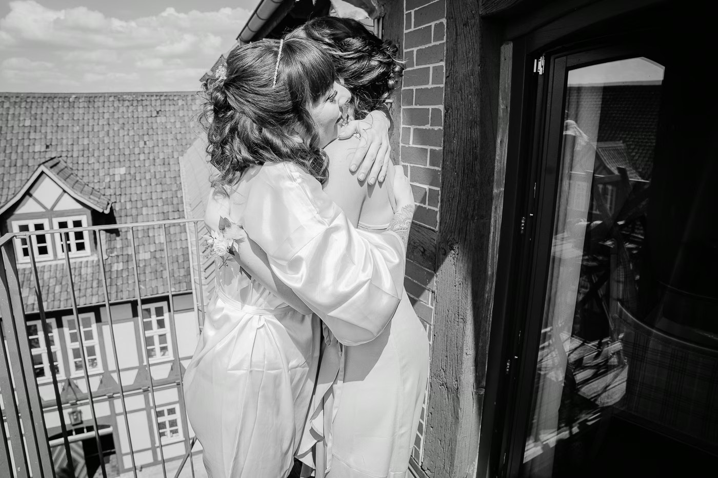 Getting Ready Hochzeit – emotionale Umarmung der Braut mit einer Freundin auf dem Balkon, Freude und Aufregung vor der Trauung, Hochzeitsfotos Königslutter Kathrin Skorpel