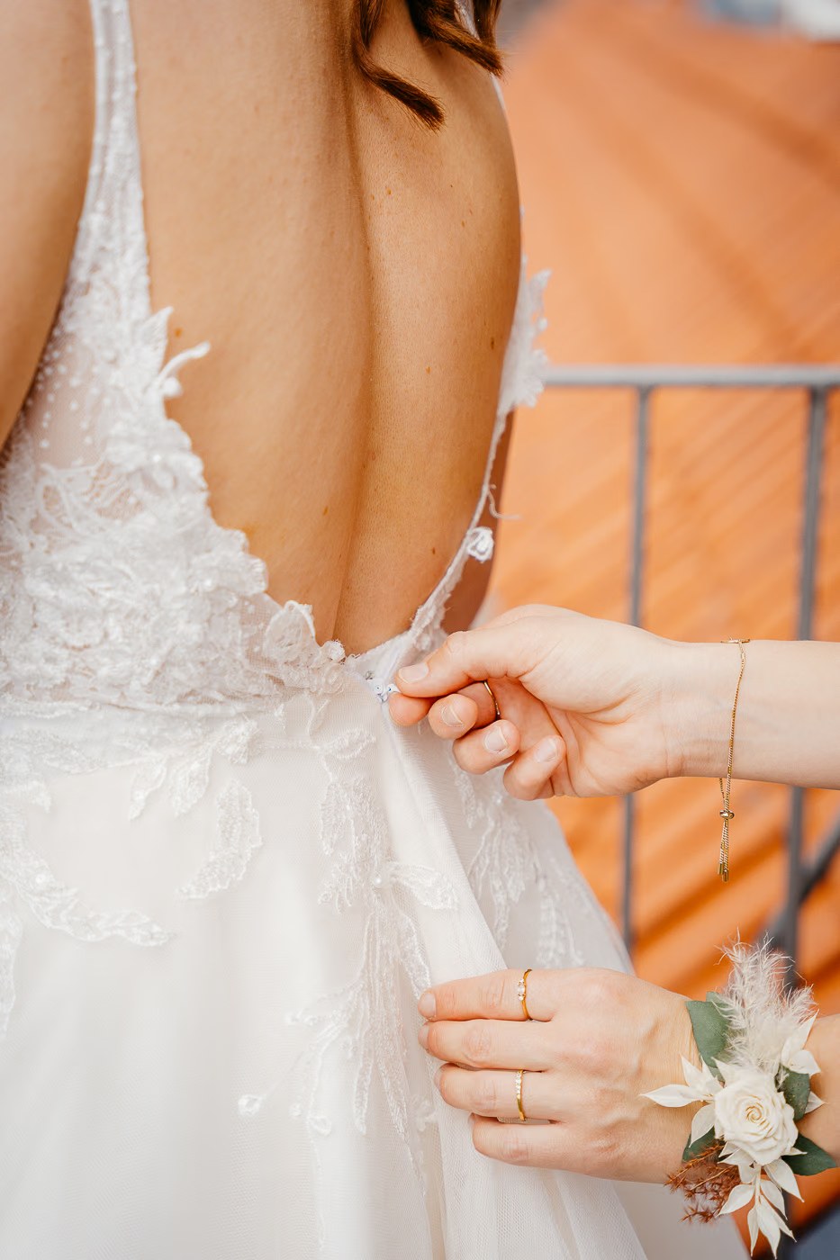 Getting Ready Burg Warberg – Brautkleid wird zugeknöpft, Detailfoto Hochzeitsreportage
