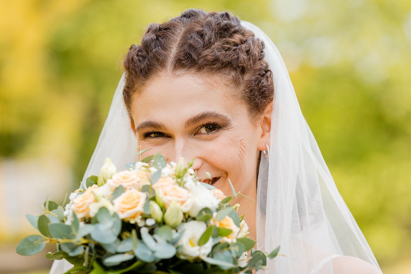 Hochzeitsfotografin Helmstedt – strahlende Braut mit Brautstrauß und Schleier, echte Emotionen