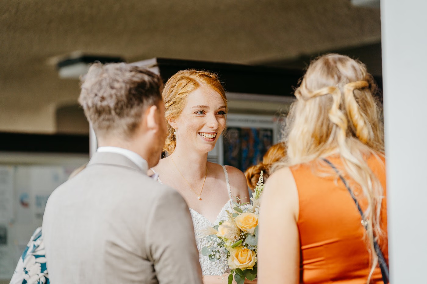Hochzeitsfeier Bad Harzburg – Brautpaar bei der Feier, herzliche Verbundenheit, Hochzeitsfotografie Bad Harzburg Kathrin Skorpel