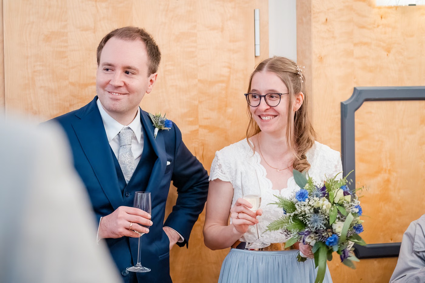 Hochzeitsfeier Braunschweig – Feiernde Gäste im Zum Starenkasten, unbeschwerte Stimmung, Hochzeitsfotografie Braunschweig Kathrin Skorpel