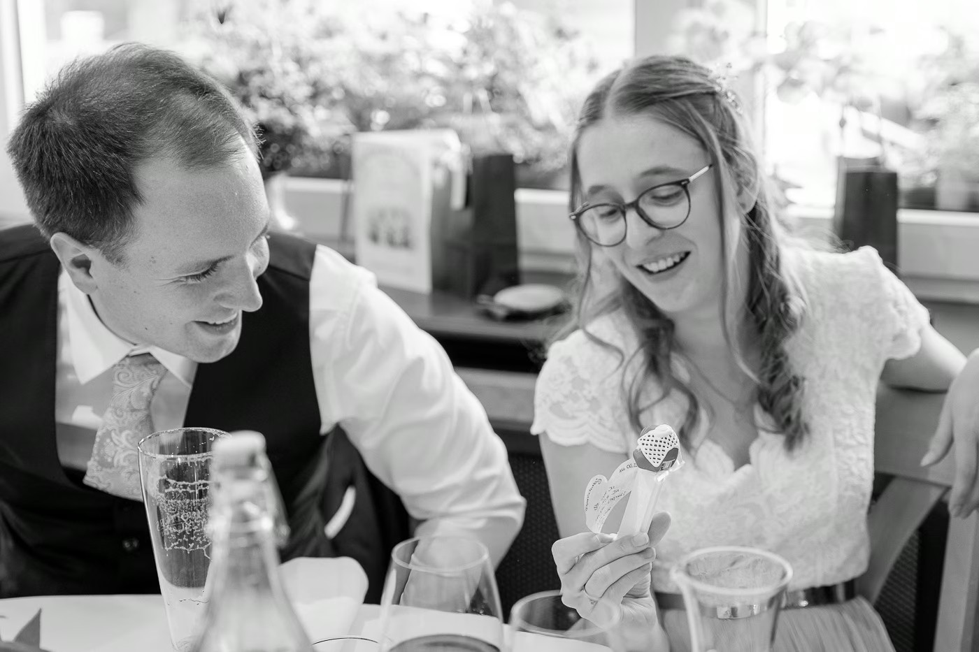 Hochzeitsfeier Braunschweig – Festgesellschaft beim Zum Starenkasten, fröhliche Atmosphäre der Hochzeitsfeier, Hochzeitsfotografie Braunschweig Kathrin Skorpel