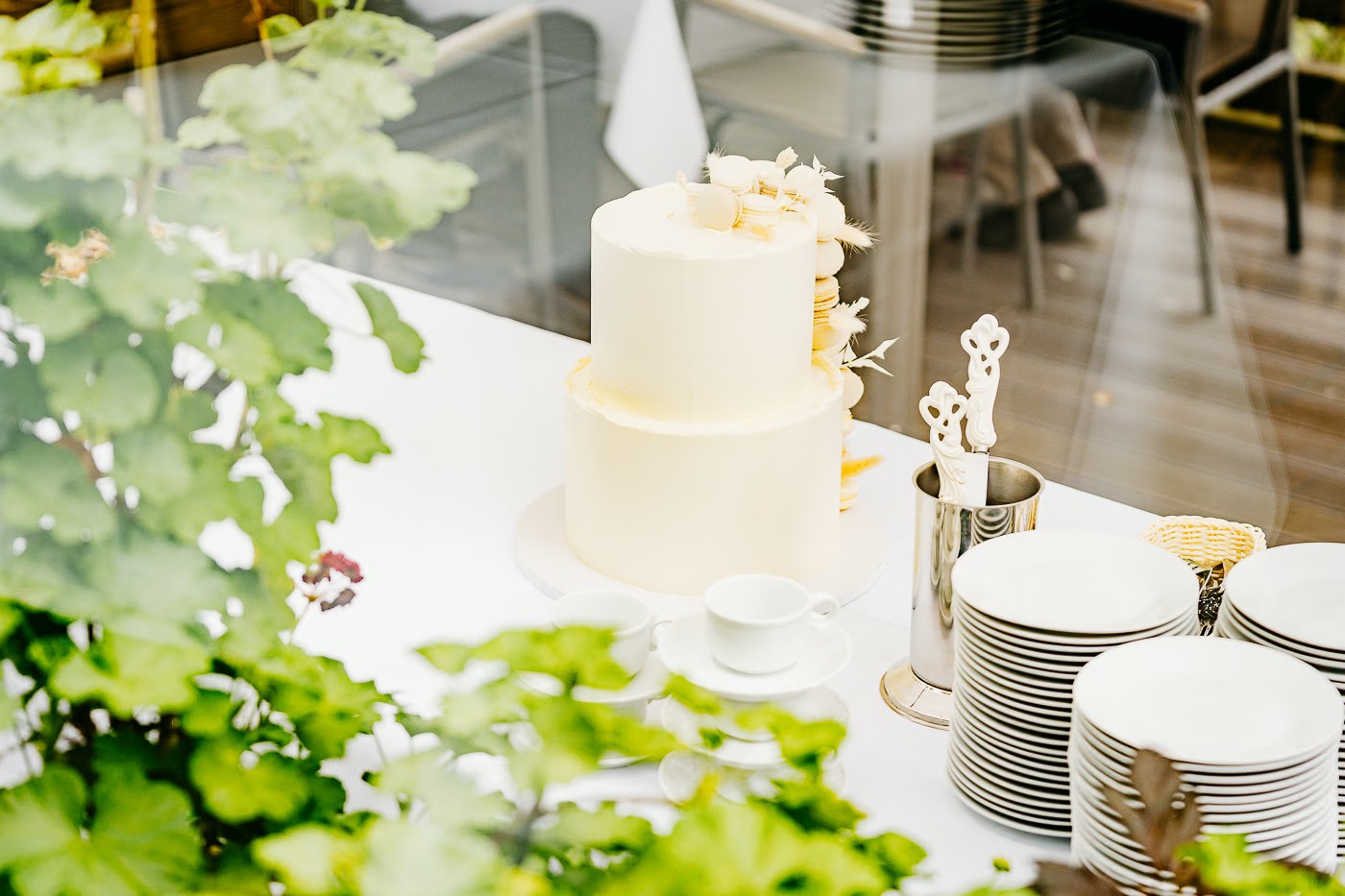 Hochzeitsfeier Gifhorn – Detailaufnahme der Hochzeitstorte auf Schloss Gifhorn, stimmungsvolles Detail, Hochzeitsfotografie Schloss Gifhorn Kathrin Skorpel