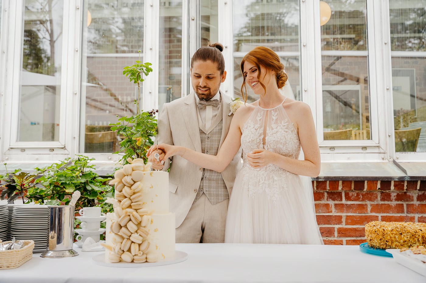 Hochzeitsfeier Gifhorn – Hochzeitstorte in Szene gesetzt auf Schloss Gifhorn, festliche Atmosphäre, Hochzeitsfotografie Schloss Gifhorn Kathrin Skorpel