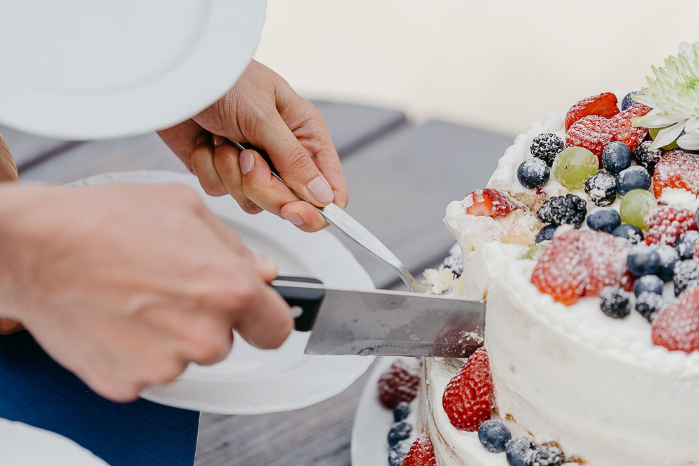 Hochzeitsfeier Salzgitter – Hochzeitstorte festlich in Szene gesetzt beim Peak Salzgitter, stimmungsvolles Detail der Hochzeitsfeier, Hochzeitsfotografie Salzgitter Kathrin Skorpel