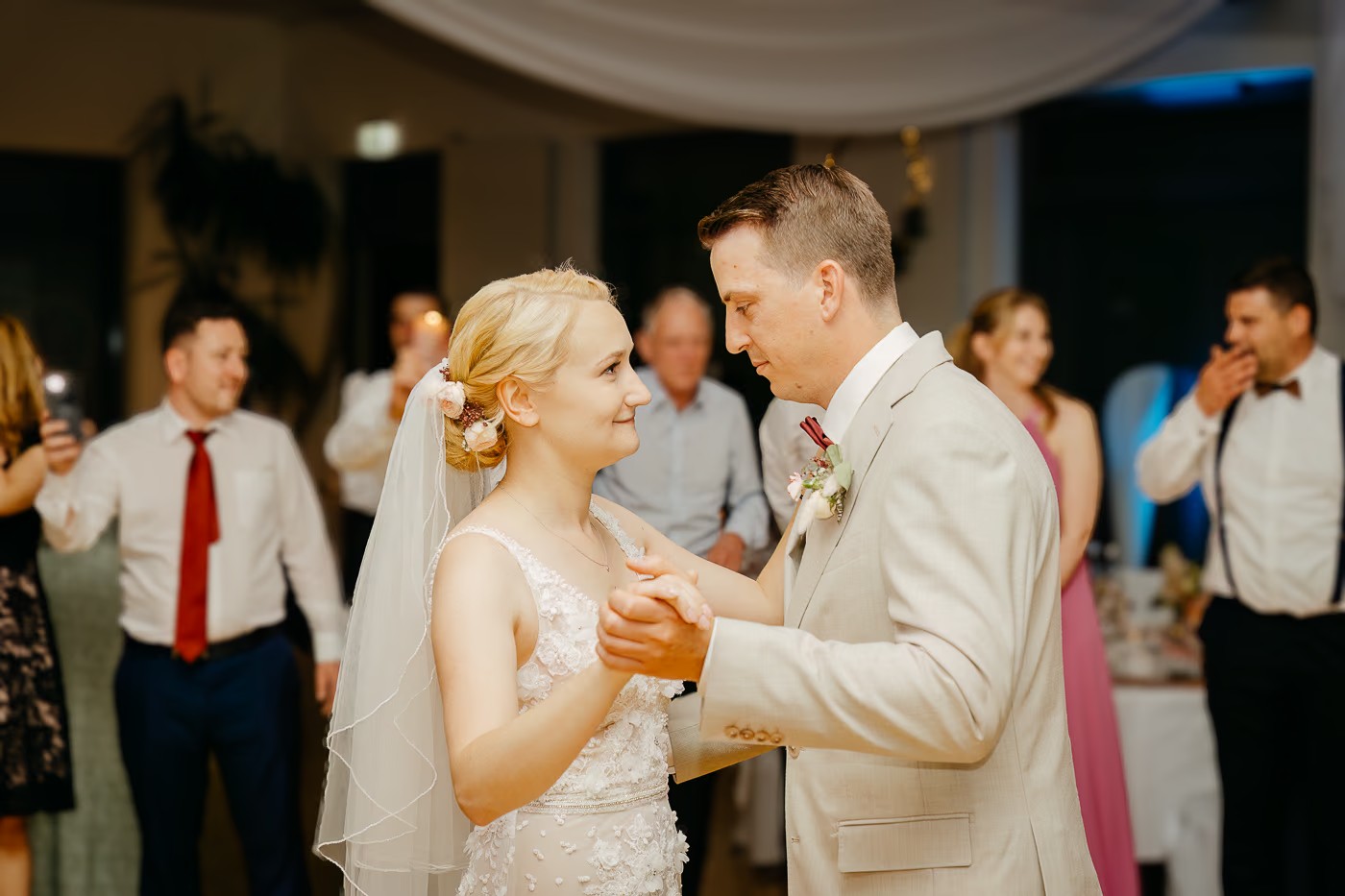 Hochzeitsfeier Meine – Brautpaar tanzt ausgelassen im Meynum, fröhliche Stimmung auf der Tanzfläche, Hochzeitsfotografie Meine Kathrin Skorpel