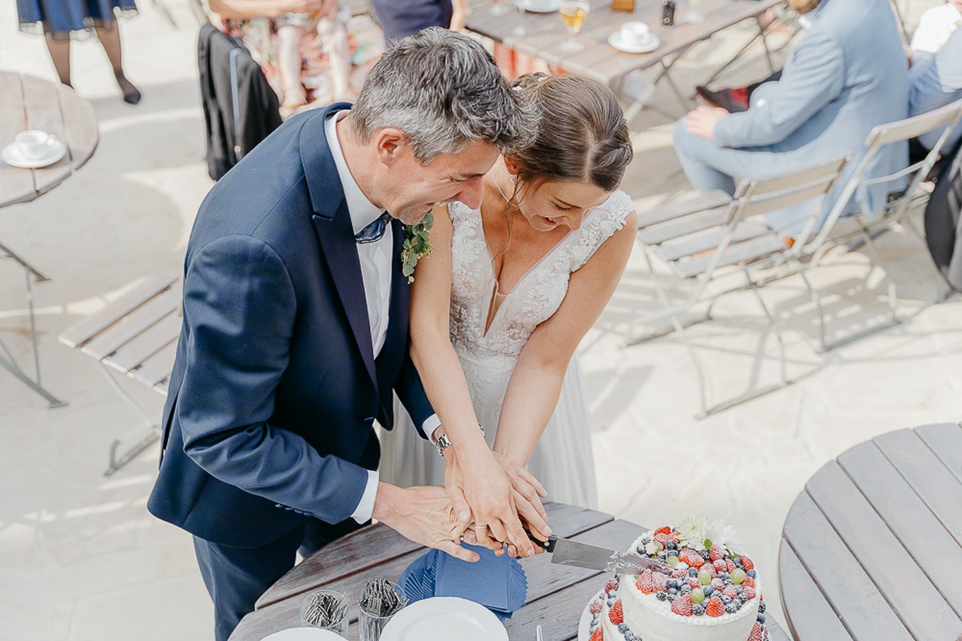 Hochzeitsfeier Salzgitter – Hochzeitstorte dekoriert im Peak Salzgitter, stimmungsvolles Detail der Feier, Hochzeitsfotografie Salzgitter Kathrin Skorpel