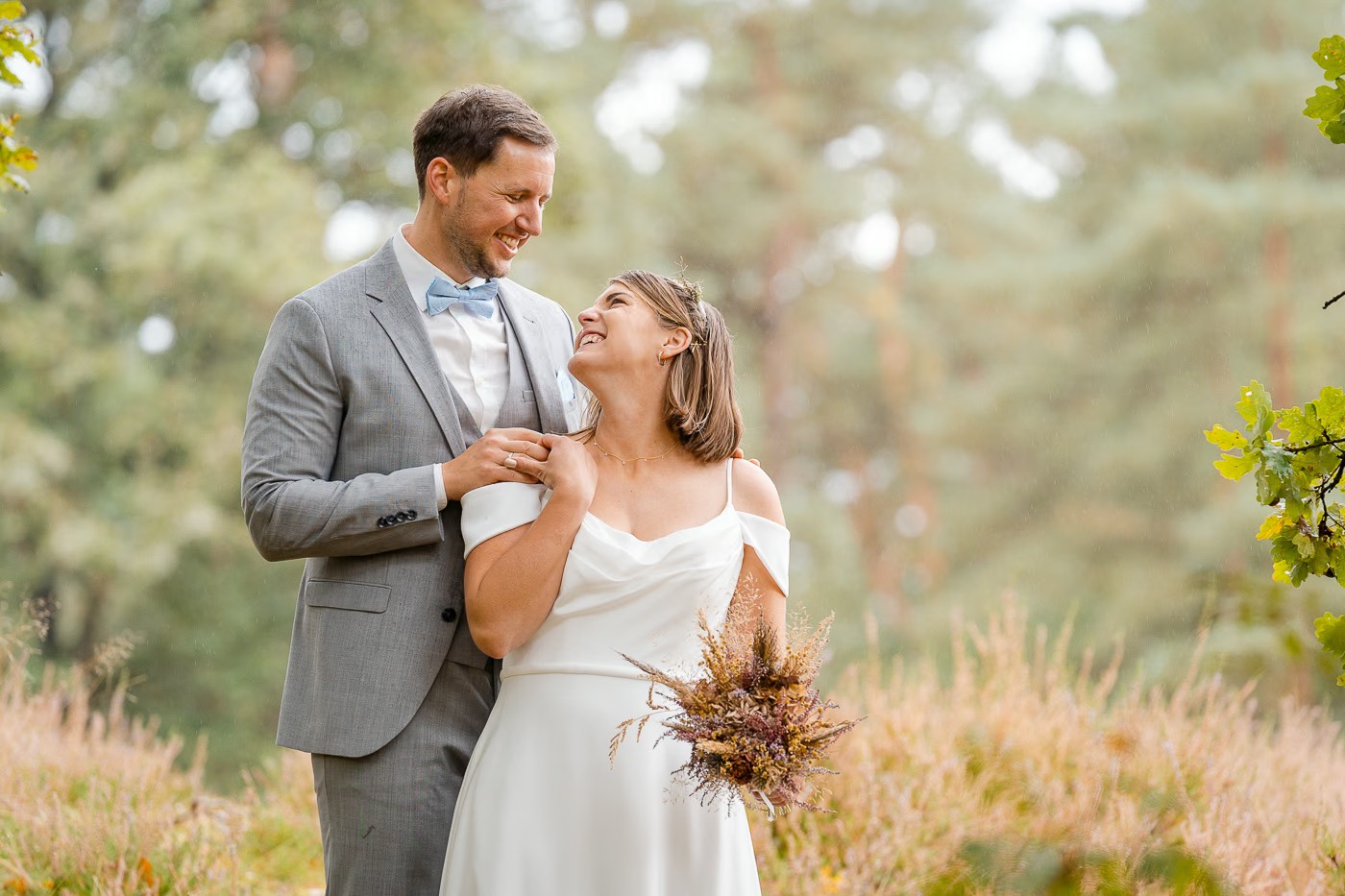 Paarshooting Gifhorner Heide – Brautpaar in der Heidelandschaft, ruhige Naturkulisse, Hochzeitsfotos Gifhorner Heide Kathrin Skorpel