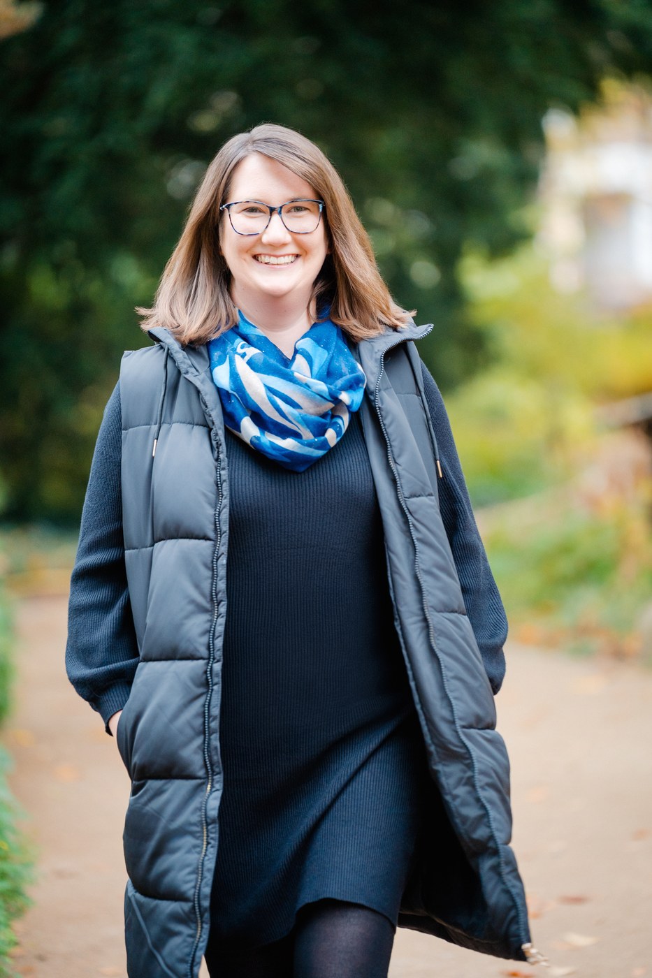 Portrait Kathrin Skorpel Magdeburg – Fotografin l&auml;uft l&auml;chelnd durch einen herbstlichen Park, entspannter Spaziergang, Hochzeitsfotografin Magdeburg Kathrin Skorpel