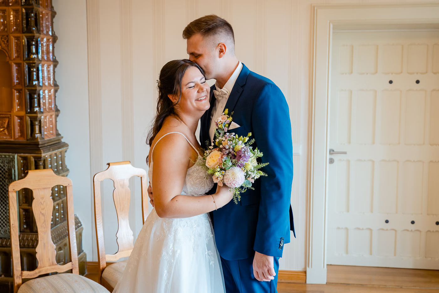 Standesamt Hochzeit Braunschweig – Bräutigam küsst Braut zärtlich auf die Wange, sie lacht mit geschlossenen Augen, reiner Glücksmoment im Trauzimmer, authentische Hochzeitsreportage Braunschweig Kathrin Skorpel