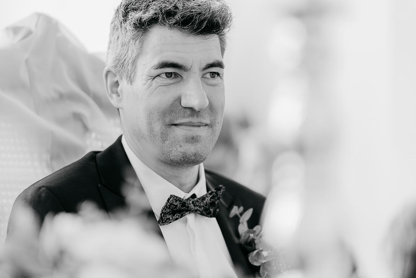 Standesamt Hochzeit Peine – Schwarz-Weiß Portrait markanter Bräutigam mit gemusterter Fliege und Smoking, charaktervoller Blick zur Seite, stimmungsvolle Hochzeitsreportage Peine Kathrin Skorpel