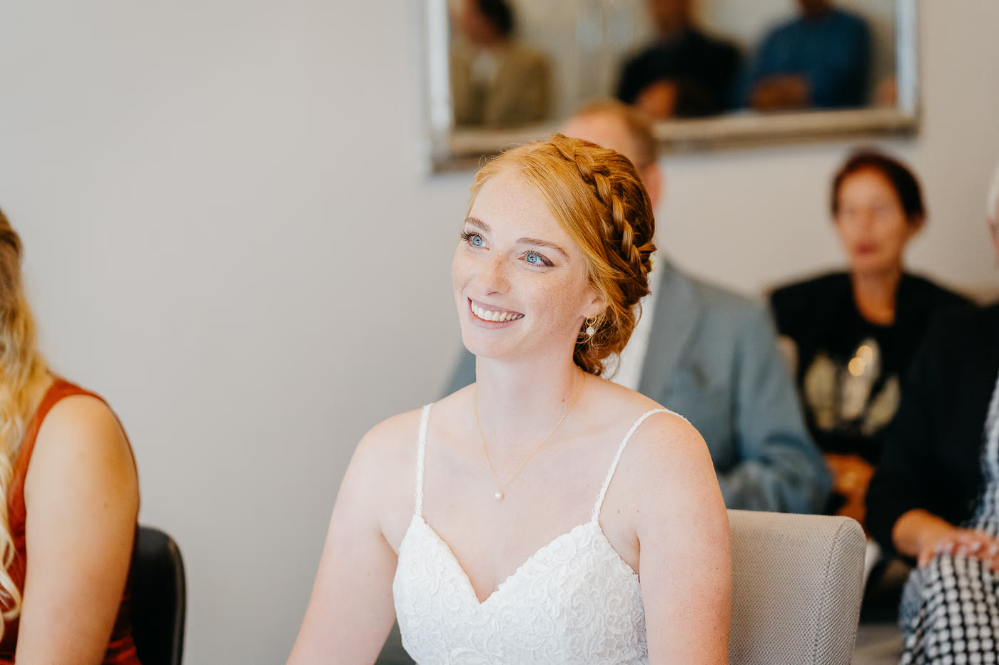 Standesamt Hochzeit Helmstedt – rotharige Braut mit eleganter Flechtfrisur und blauen Augen strahlt während der Trauzeremonie, lebendige Freude beim Ja-Wort, Hochzeitsreportage Helmstedt Kathrin Skorpel