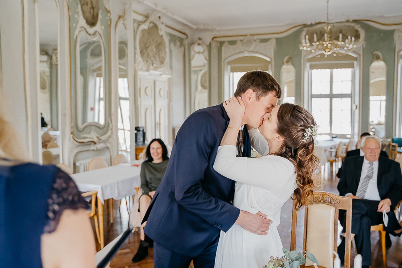 Standesamt Hochzeit Braunschweig – erstes Küssen als Eheleute im barocken Trausaal, lachende Gäste im Hintergrund, unvergesslicher Moment des Ja-Wortes, Hochzeitsreportage Braunschweig Kathrin Skorpel