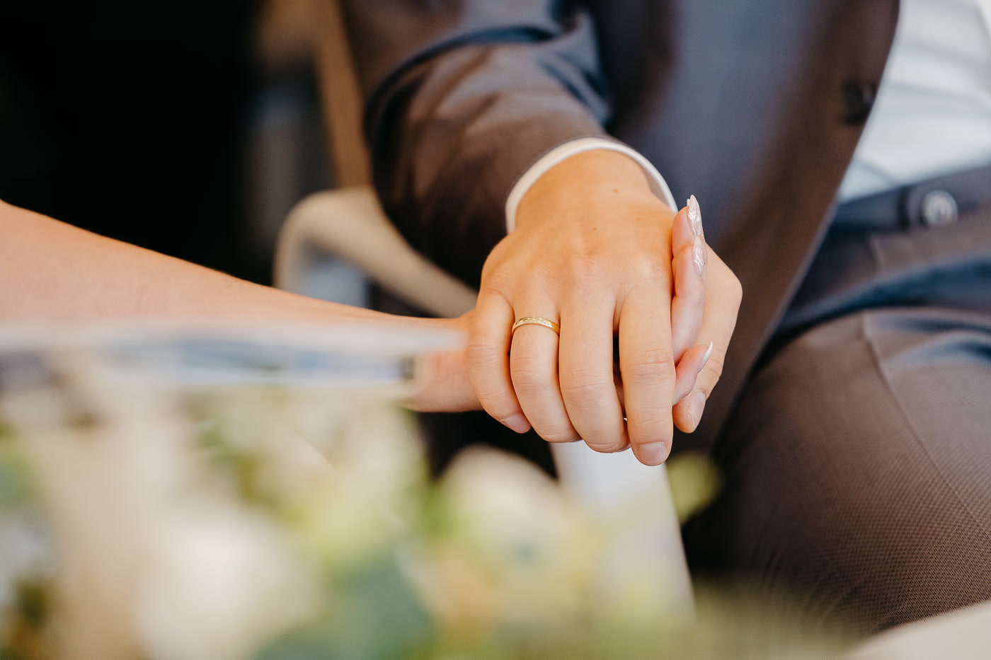 Standesamt Hochzeit Wolfsburg – Nahaufnahme gefasste Hände des Brautpaares mit goldenem Ehering, stille Verbundenheit direkt nach dem Ringtausch, authentische Hochzeitsfotografie Wolfsburg Kathrin Skorpel
